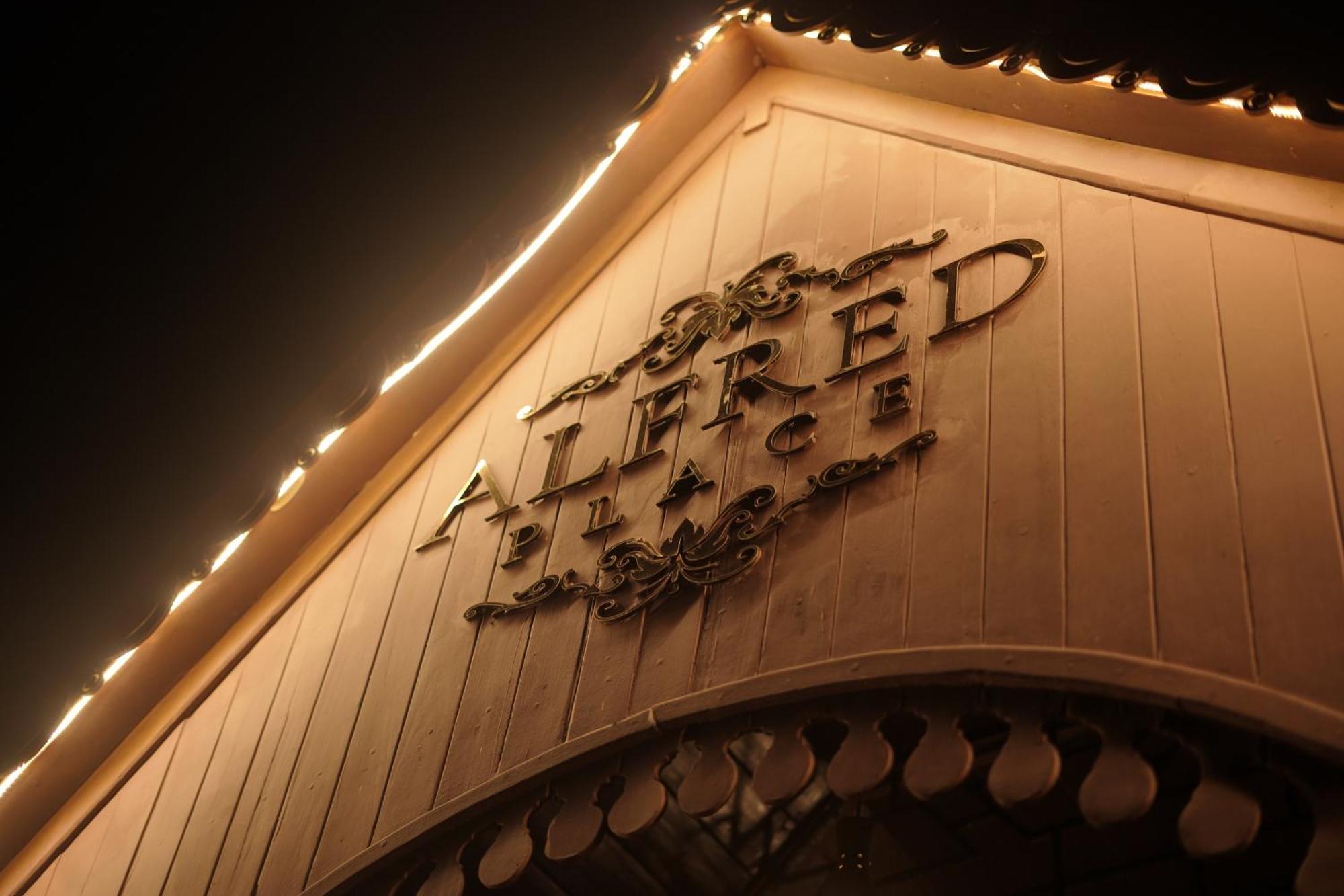 Alfred Place Коччи Экстерьер фото